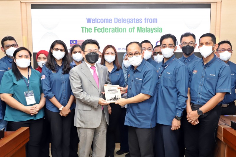 LX공사 최송욱 공간정보본부장(왼쪽 세 번째)이 지난 22일, LX공사 본사에서 말레이시아 선거관리위원회 공보담당관 모하메드 아즐란 찰스 빈 압둘라로부터 기념 액자를 선물 받았다. (사진=LX공사)