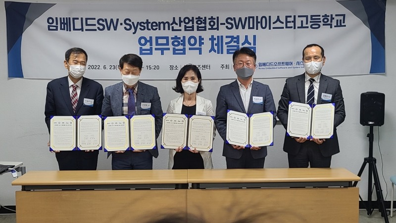 (왼쪽부터 지창건 회장, 안희명 교장, 윤혜정 교장, 박유현 교장, 김희철 교장).(사진제공=부산교육청)