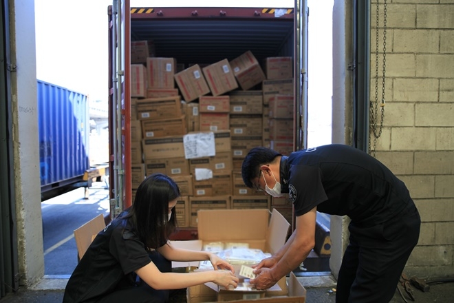 부산본부세관직원들이 가정의 달을 맞아 수입물품을 검사하고 있다.(사진제공=부산본부세관)