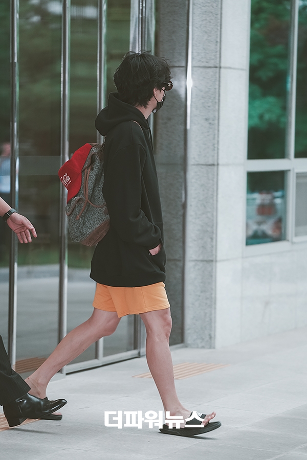 방탄소년단 뷔, 김포국제공항 입국