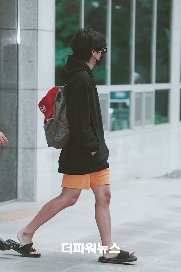 방탄소년단 뷔, 김포국제공항 입국