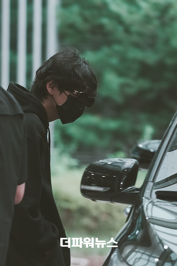 방탄소년단 뷔, 김포국제공항 입국