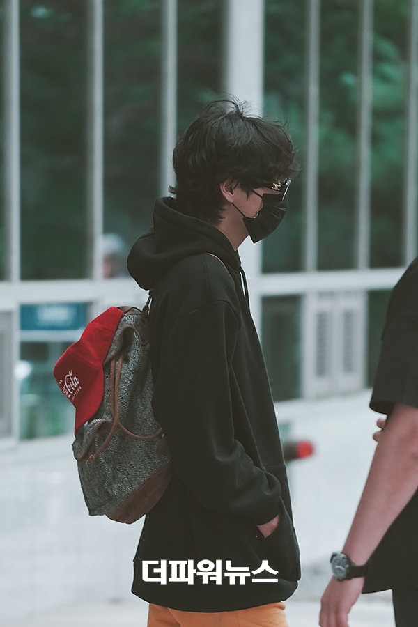 방탄소년단 뷔, 김포국제공항 입국