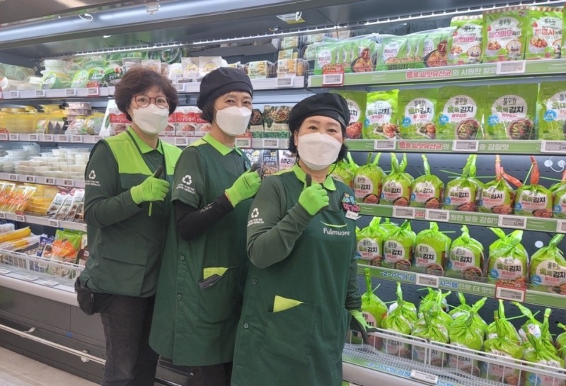 풀무원, 현장 근무자 4천여 명에 폐페트병으로 만든 친환경 유니폼 지급…ESG 경영 앞장