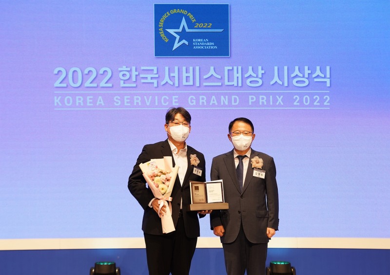 롯데건설 주영수 상무(왼쪽)가 ‘2022 한국서비스대상 시상식’에서 수상 후 기념촬영을 하고 있다.(사진=롯데건설)