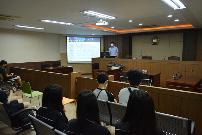 순천 향림중학교 1학년 학생들을 대상으로 진로체험을 진행하고 있다. (사진제공=순천청소년꿈키움센터)