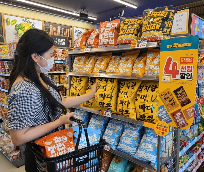 이마트24, 패키지에 독창적인 타이포그래픽 디자인을 강조한 ‘아임e 스낵’ 판매