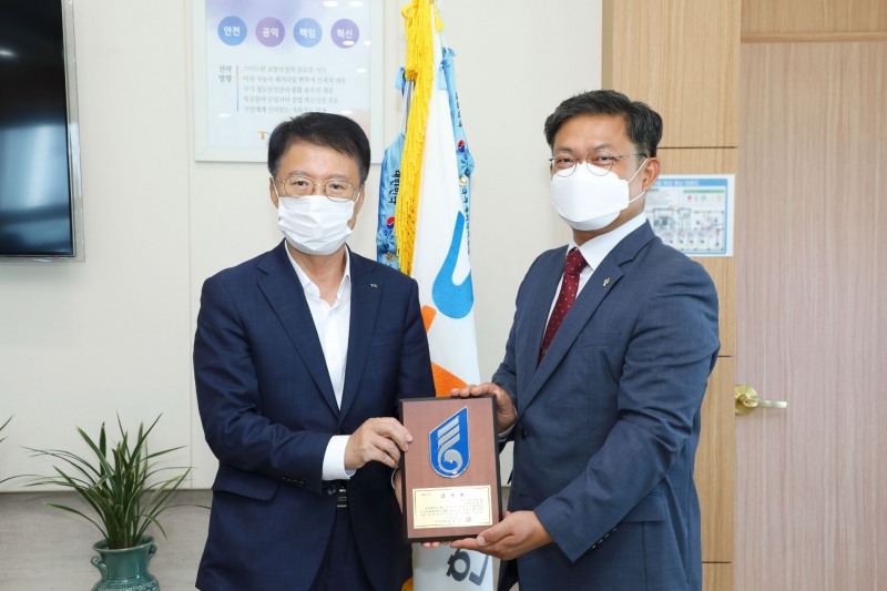 한국교통안전공단 권용복 이사장(왼쪽)이 ‘대외유공인사 감사패’를 수상하고 있다.(사진=한국교통안전공단)