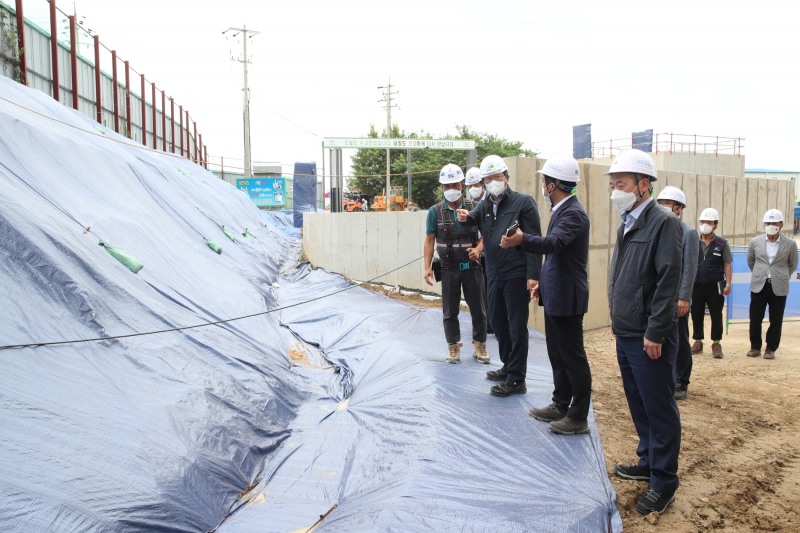 김현준 LH사장(왼쪽 세 번째)이 장마철 집중호우 대비 경사면 및 배수로 상태 등을 점검하고 있다.(사진=LH)