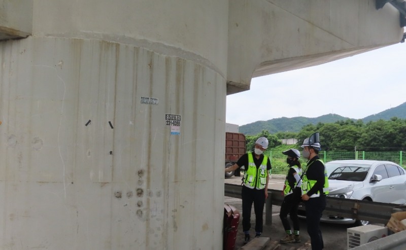 사진-김일환 원장, 내서교 정밀안전진단 및 성능평가 현장 안전보건점검 전경.(사진=국토안전관리원)