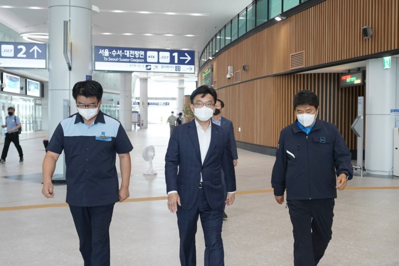 나희승 코레일 사장(사진 가운데)이 서대구역을 찾아 맞이방‧승강장‧에스컬레이터 등 고객동선을 점검하고 시민재해 예방에 만전을 기해줄 것을 당부했다.(사진=코레일)