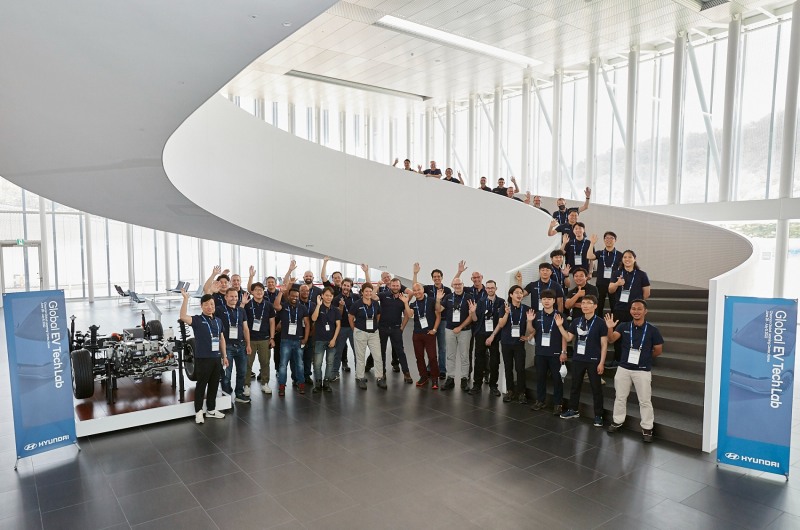 전기차 정비 특화 워크숍 ‘EV 테크 랩(Tech Lab)’ 참가자들의 모습.(사진=현대자동차)