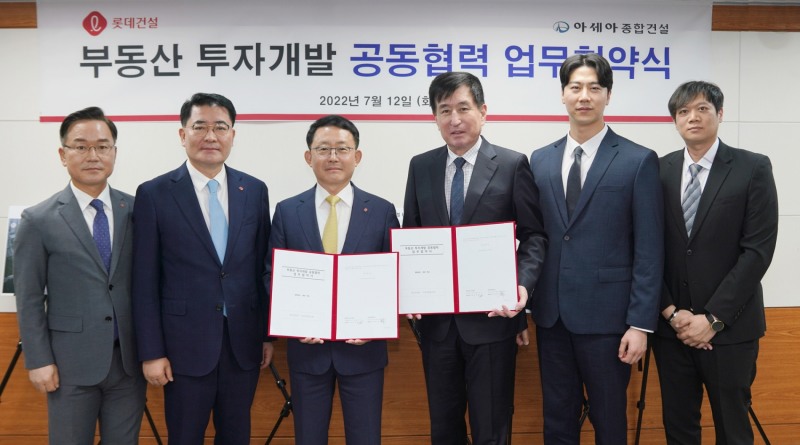 롯데건설 하석주 대표이사(왼쪽에서 세 번째)와 아세아종합건설 박준석 회장(오른쪽에서 세 번째)을 비롯한 관계자들이 업무 협약을 체결 후 기념사진을 촬영했다.(사진=롯데건설)