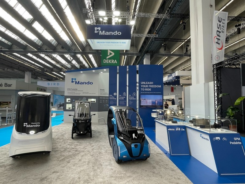 유로바이크 2022 만도 부스에 전시된 모빌리티 (왼쪽부터) 스쿠빅(Scoobic), 시티큐(CityQ), 호퍼 모빌리티(Hopper Mobility).(사진=만도)