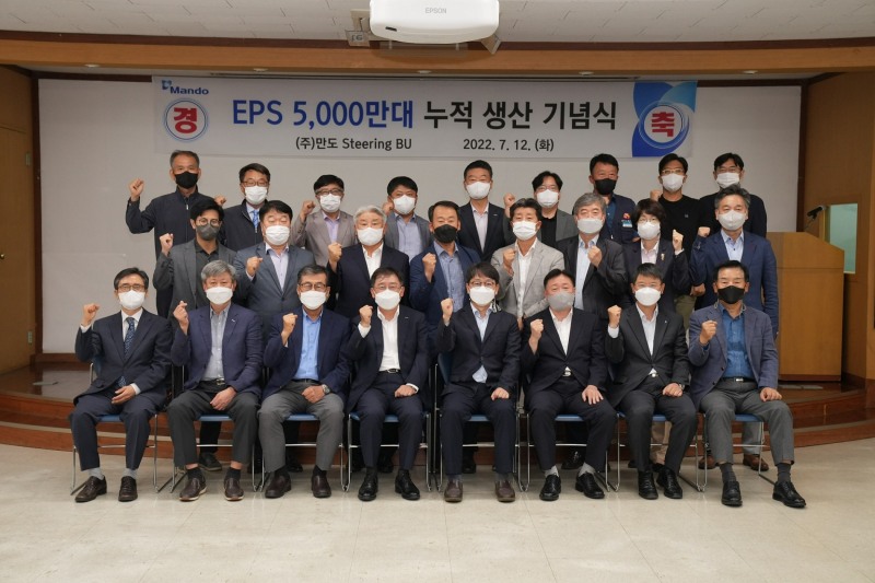 만도 조성현 사장(앞줄 왼쪽 네번째), 배홍용 부사장(스티어링 BU장, 오른쪽 네번째), 조종용 원주시 부시장(오른쪽 세번째)과 내외빈들이 기념촬영을 하고 있다.(사진=만도)