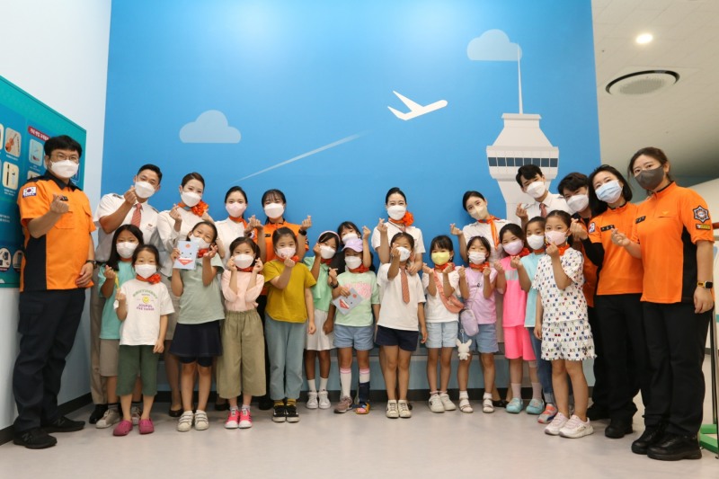제주시 애월읍 제주안전체험관에서 진행된 ‘항공안전체험교실’에 참여한 어린이들이 기념촬영을 하고 있다.(사진=제주항공)
