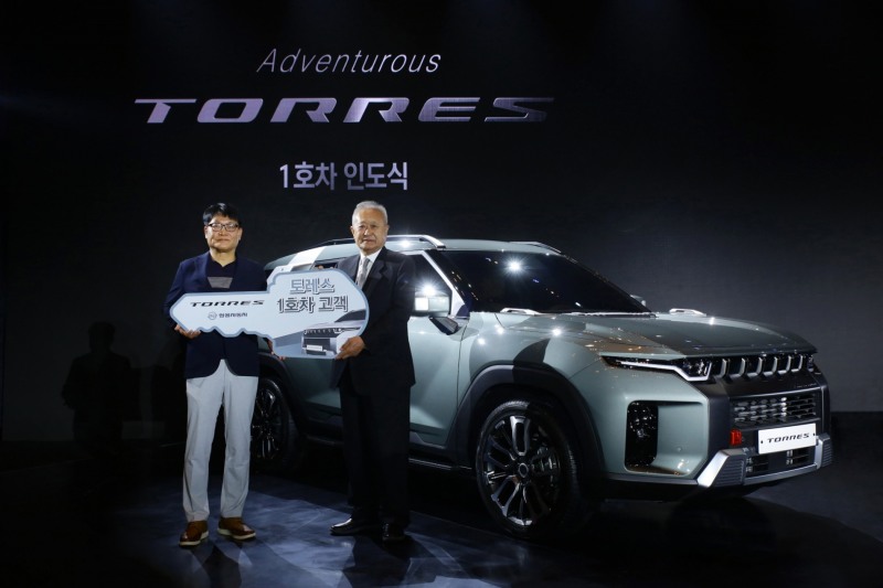 쌍용자동차 정용원 관리인(왼쪽), 진영전기㈜ 김두영회장(오른쪽).(사진=쌍용자동차)