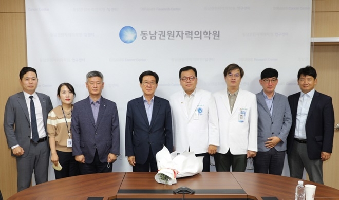 정종복 기장군수(사진왼쪽 네번째)는 7월 18일 동남권원자력의학원(원장 박상일)을 방문해 동남권 방사선 의·과학 일반산업단지의 성공적인 추진과 지역 의료기관과 상호 협력할 수 있는 방안에 대해 모색하고 기념촬영.(사진제공=부산 기장군)