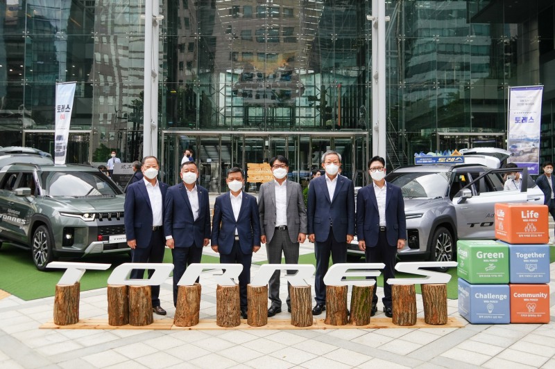 (왼쪽부터) KG스틸 박성희 사장, 쌍용자동차 박경원 구매본부장, 포스코 김학동 부회장, 쌍용자동차 정용원 관리인, 포스코 정탁 마케팅본부장, 포스코 김상균 자동차소재마케팅실장.(사진=포스코)