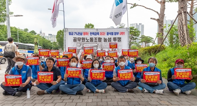 기자회견 이후 석현정 위원장과 공노총 간부들이 대통령 집무실 인근에서 연좌시위를 진행하고 있다.(사진제공=공노총)