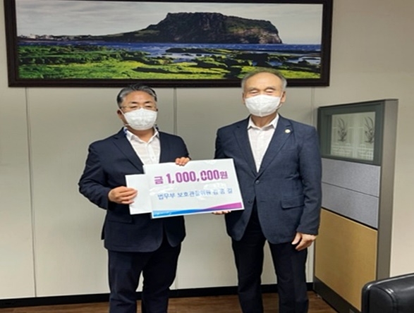 (사진왼쪽부터) 유정호 소장과 김종길 보호관찰위원.(사진제공=제주보호관찰소)