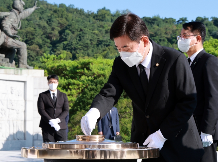 [포토] 김진표 국회의장, 국립서울현충원 참배