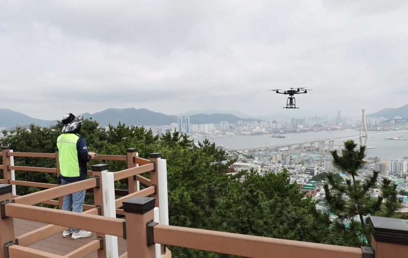 LX한국국토정보공사 직원이 7월 26일 지적재조사 의사결정지원시스템 개발 시범 사업지인 부산시 영도구에서 드론을 활용해 지적재조사를 시연하고 있다. .(사진=LX한국국토정보공사)