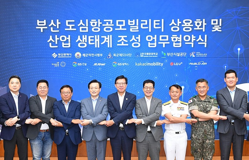 27일 부산시청에서 열린 업무 협약식에서 박형준 부산시장(가운데)과 허윤홍 GS건설 신사업부문 대표(오른쪽 첫번째) 등 각 사 관계자들이 참석해 기념촬영하고 있다.(사진=GS건설)