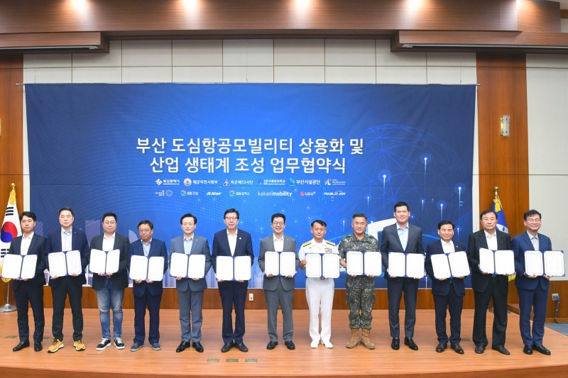 (왼쪽부터) 파블로항공 정덕우 운영이사, LG유플러스 이상엽 전무, 유승일 카카오모빌리티 부사장, GS칼텍스 장인영 사장, 제주항공 김이배 대표이사, 박형준 부산광역시장, 박일평 LG사이언스파크 대표, 해군작전사령부 강동훈 사령관, 육군53사단장 여인형 사단장, GS건설 허윤홍 사장, 한국해양대 도덕희 총장, 부산시설공단 이해성 이사장, 부산테크노파크 김형균 원장.(사진=제주항공)