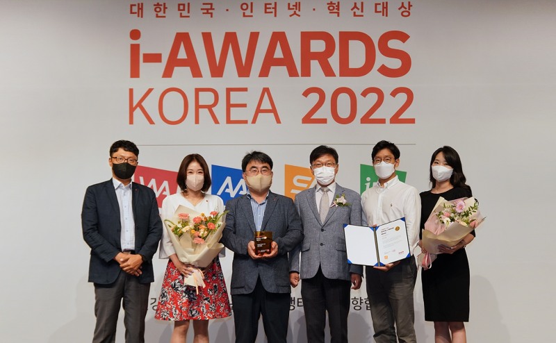 롯데건설 마케팅부문 한정호 상무(왼쪽에서 세 번째)가 ‘소셜아이어워드 2022’ 시상식에서 수상 후 기념촬영을 하고 있다.(사진=롯데건설)