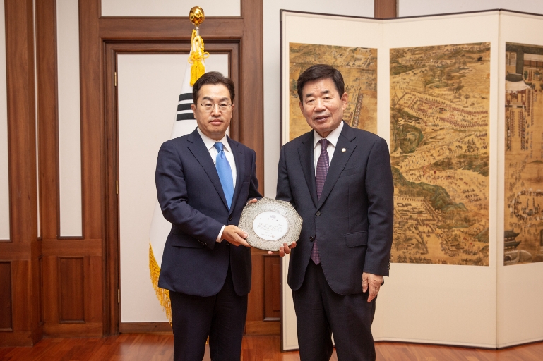 故 강신옥 의원 기록물 일체 국회도서관 기증