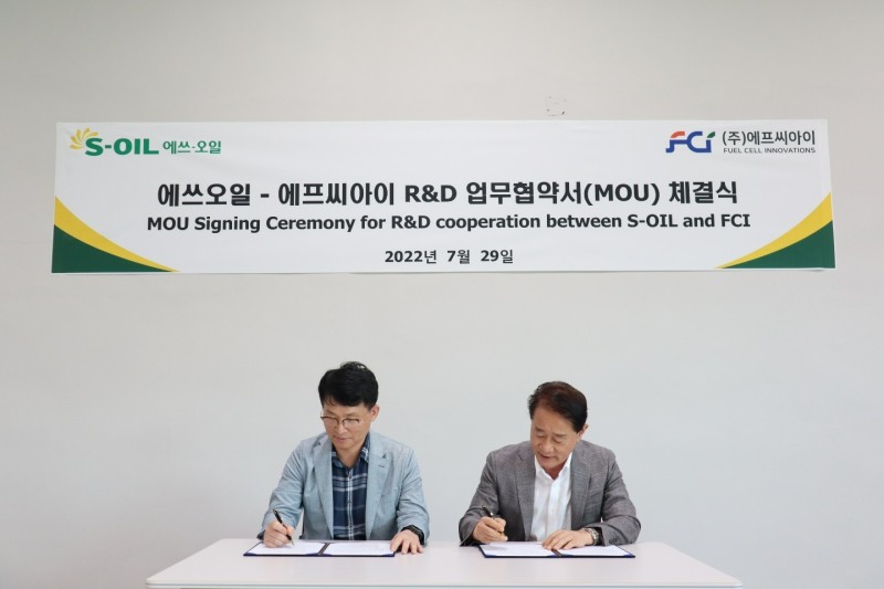 에쓰오일 이정익 전무(왼쪽)와 수소 연료전지 전문기업 FCI의 이태원 대표가 29일 대전 유성구 FCI 본사에서 R&D 업무협약서에 서명하고 있다.(사진=에쓰오일)