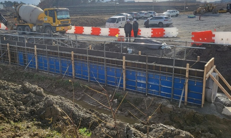 포스코건설이 포스코 사내벤처 ‘이옴텍’과 함께 폐플라스틱과 개발한 제철 슬래그 융합 콘크리트 거푸집을 서부내륙고속도로 11공구 횡배수구조물에 시범적용해 우수한 성능을 입증했다.(사진=포스코건설)