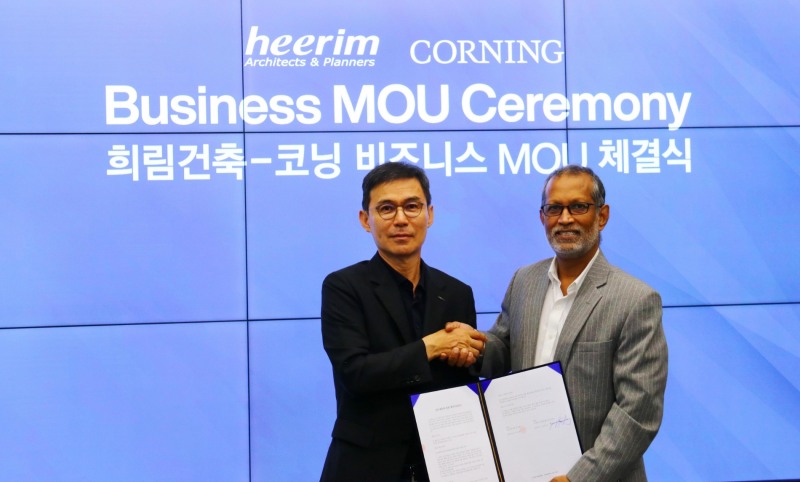희림 정영균 회장(좌)과 코닝테크놀로지센터코리아 디팍 쵸드리 사장(우)이 업무협약(MOU) 체결식에서 기념촬영을 하고 있다.(사진=희림종합건축사사무소)