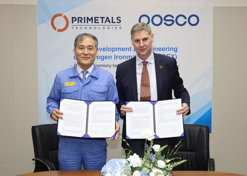 포스코 김기수 기술연구원 저탄소공정연구소장(왼쪽)과 프라이메탈스 프리데만 프라울 제선제강환경 담당임원이 기념사진을 찍고 있다.(사진=포스코)