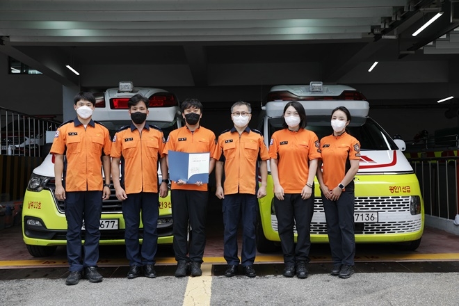 시민 생명 살린 구급대원들이 하트·브레인세이버 인증서와 배지를 전달 받고 기념촬영. (사진제공=부산소방재난본부)