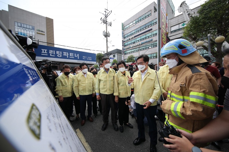 이천시 관고동 병원 건물 화재현장을 긴급 방문한 김동연 지사