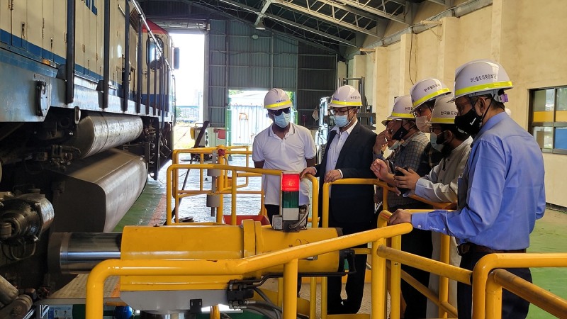 모하메드 핫산 만수르(Mohammad Hassan Mansur) 방글라데시 철도국장과 관계자들이 가야차량사업소 유지보수설비를 둘러보고 있다.(사진=코레일)