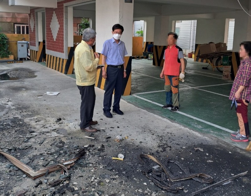 정종복 기장군수는 8월 6일 오전 7시경 기장읍 원룸 화재사고 현장을 방문해 복구상황을 점검하고 있다.(사진제공=부산 기장군)