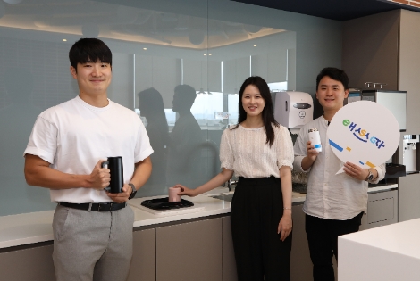 NH투자증권이 ESG경영차원에서 본사 각 층 워크카페에 ‘텀블러 세척기’를 설치했다. 직원들이 워크카페 내 비치된 텀블러 세척기를 사용하고 있다. 사진=NH투자증권