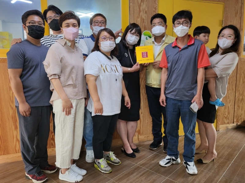 정관읍행정복지센터(읍장 김종천)는 9일 ‘국제로타리 3661지구 부산한마음로타리클럽’과 ‘정관마을이음-7호’ 현판식 행사를 갖고 기념촬영을 하고 있다.(사진제공=부산 기장군)