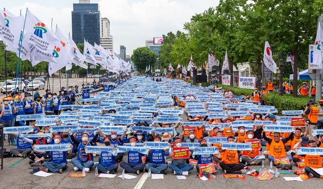 공노총 조합원 1,100여 명, 공무원노조 조합원 1,000여 명이 참석한 가운데 10일 열린 '공무원노동조합 총력투쟁 결의대회'에서 참석자들이 투쟁구호를 외치고 있다.(사진제공=공노총)