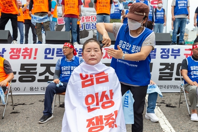 석현정 위원장이 삭발투쟁을 진행하고 있다.(사진제공=공노총)