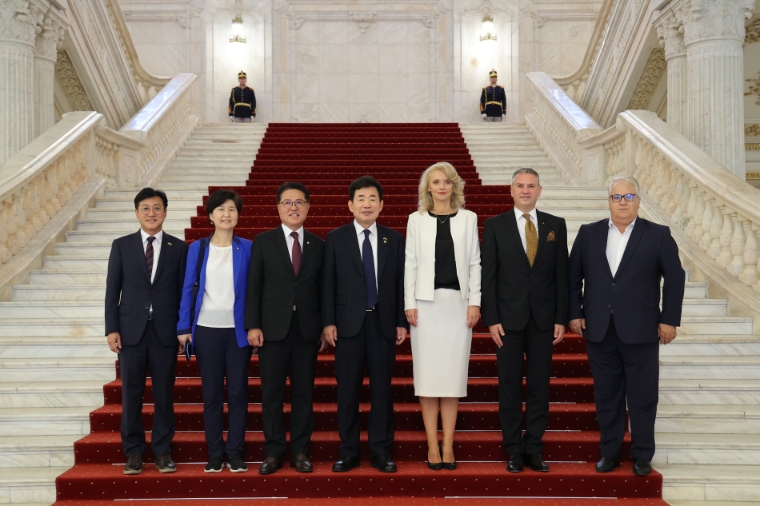 김진표 국회의장이 지난 8일(현지시간) 부쿠레슈티 루마니아 국회의사당에서 알리나 슈테파니아 고르기우 상원의장 직무대리(오른쪽 세 번째)와 회담을 진행했다. 사진=국회의장실