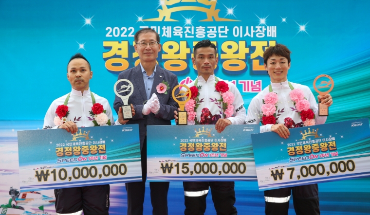 조현재 국민체육진흥공단 이사장(좌측 2번째)이 시상식에서 수상자들과 기념촬영을 하고 있다(좌측부터 수상자 2위 김현철, 1위 김완석, 3위 김응선). 사진=국민체육진흥공단