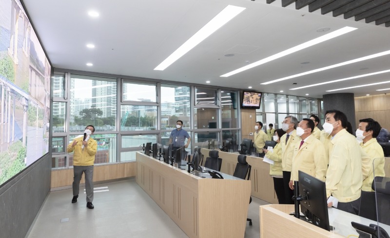 도 재난상황실을 방문한 경기도의회 안전행정위원회