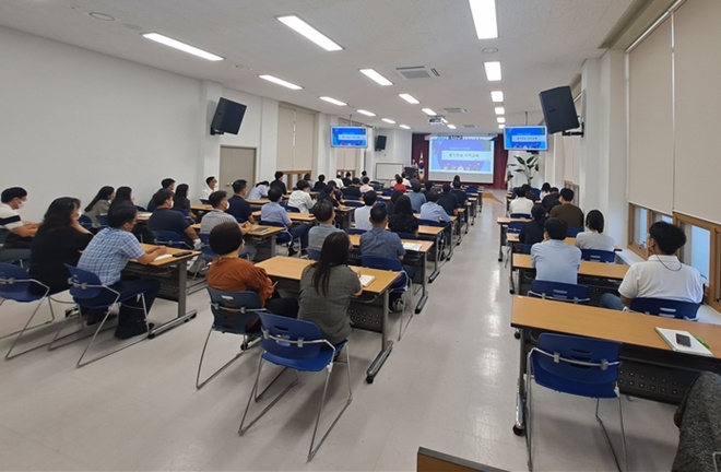 수원보호관찰소 직원들이 16일 을지연습 사전교육을 받고 있다.(사진제공=수원보호관찰소)