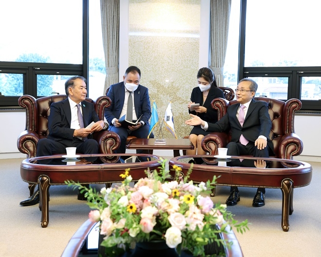 유남석 헌법재판소장(사진 우측)이 카자흐스탄 헌법위번장과 환담을 나누고 있다.(사진제공=헌법재판소)