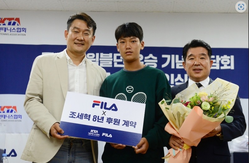 지난 12일, 서울 송파구에 위치한 대한테니스협회 회의실에서 휠라코리아와 남자 테니스 14세 이하 국가대표 조세혁 선수가 공식 후원 협약을 체결했다.왼쪽부터 휠라코리아 김지헌 대표, 조세혁 선수, 대한테니스협회 정희균 회장. (사진=휠라)