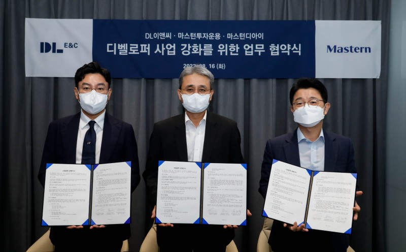 DL이앤씨 본사에서 DL이앤씨 권수영 주택사업본부장(가운데), 마스턴투자운용 김대형 대표이사(우측), 마스턴디아이 김대원 대표이사(좌측)가 ‘디벨로퍼 사업 강화를 위한 업무협약’을 체결했다.(사진=DL이앤씨)